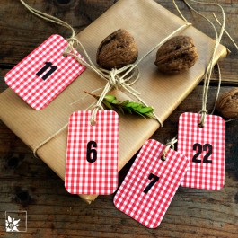 Die karierten Kärtchen werden von Hand bedruckt. Lieferung ohne Dekoration!