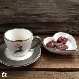 Die Espressotasse "Grauer Hirsch von Gmundner in Kombination mit einer graurandigen Untertasse.