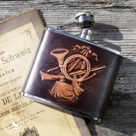 Der Verschluß des Flachmanns ist fest mit der Flasche verbunden und kann so nicht verloren gehen.