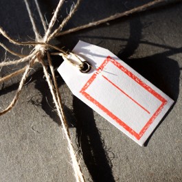 Mini Geschenkanhänger mit rotem Stempel