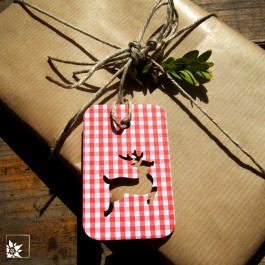 8 Schmuck-Geschenkanhänger Karo mit Hirsch in rot weiß.