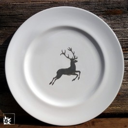 Der Speiseteller mit dem hangemalten Grauen Hirsch von Gmundner Keramik.