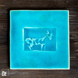 Steingutfliese Ziege türkis. Jede Kachel ein Unikat als Untersetzer, aber auch für die Wand. Frostfest!