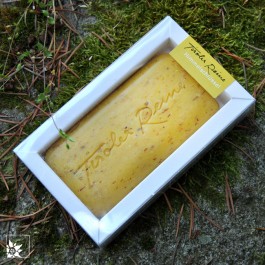Jede Tiroler Reine Seife wird Ihnen in einer kleinen Box geliefert. Auch schön als Geschenk!