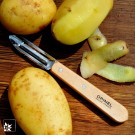 Opinel Schälmesser oder Kartoffelmesser aus naturfarbener Buche.