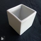 Porzellan-Mini aus weißem glasierten Porzellan. Das quadratische Gefäß ist 5 x 5 x 5 cm groß.