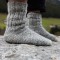 Auch unterwegs sind die Socken immer ein wärmender Begleiter. Hier: im Stubaital/Tiroler Alpen. (Farbe stein)