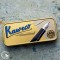 Der Tintenroller wird in einer Geschenkbox von Kaweco geliefert. Um die Metallbox ist noch eine schwarz weiße Ummantelung aus Karton.