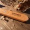Der Holzgriff aus Buche ist mit dem Aufdruck "Opinel" versehen.
