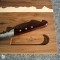 Das PanoramaKnife hat einen stabilen Holzgriff. Das Brett ist nicht Teil der Lieferung, kann aber über Wohlgeraten bestellt werden!