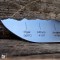 Das Messer ist an der Spitze wie ein klassisches Brotmesser geformt. Gipfelnamen und Höhe ist markiert.
