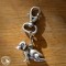 Schlüsselanhänger Hund aus nickelfreiem, versilbertem Metall. Jedes Teil wird in Handarbeit  hergestellt. 
