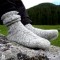 Die Wollsocken sorgen schnell für warme Füße. Andere Farbe, Beispielfoto.